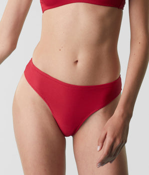 Roter Bikini-Slip im Brazilian-Schnitt